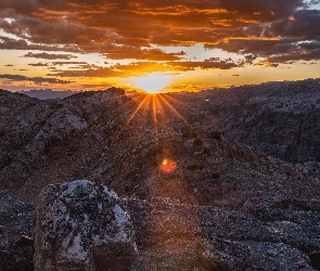 Beartooth Mountains, Zachód słońca, Góry, Promienie słońca, Montana, Skały, Stany Zjednoczone, Chmury