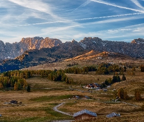 Płaskowyż Seiser Alm, Drzewa, Dolomity, Włochy, Domy, Góry, Drogi