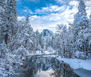 Merced River, Zima, Stany Zjednoczone, Half Dome, Ośnieżone, Chmury, Kalifornia, Drzewa, Rzeka, Park Narodowy Yosemite, Góra
