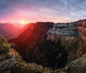 Val de Travers, Wschód słońca, Szwajcaria, Góry Jura, Chmury, Roślinność, Neuchatel, Drzewa, Dolina, Skały, Creux du Van