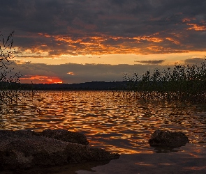 Skały, Jezioro, Wieczór, Trzciny, Chmury, Zachód słońca, Ciemne