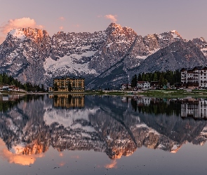 Góry, Cortina dAmpezzo, Domy, Włochy, Grand Hotel Misurina, Drzewa, Dolomity, Jezioro, Misurina Lake