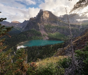 Góry, Montana, Chmury, Stany Zjednoczone, Park Narodowy Glacier, Las, Jezioro, Grinnell Lake, Drzewa