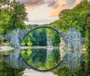 Niemcy, Chmury, Jezioro Rakotz, Odbicie, Drzewa, Most łukowy, Saksonia, Park Rododendronów Kromlau, Kamienny