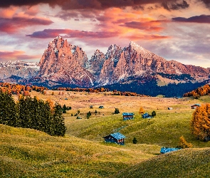 Włochy, Chmury, Drzewa, Zachód słońca, Płaskowyż Seiser Alm, Dolomity, Dolina Val Gardena, Wzgórza, Góry Sassolungo, Domy