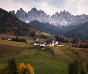 Włochy, Mgła, Domy, Dolina Val di Funes, Jesień, Dolomity, Wieś, Santa Maddalena, Góry, Kościół