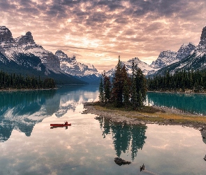 Drzewa, Wyspa Spirit Island, Park Narodowy Jasper, Łódka, Jezioro Maligne Lake, Kanada, Góry