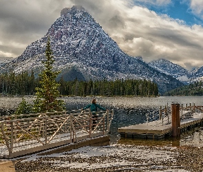 Pomost, Kamienie, Jezioro Two Medicine, Góry, Odbicie, Stany Zjednoczone, Most, Stan Montana, Drzewa, Kobieta, Park Narodowy Glacier