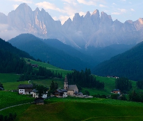 Kościół, Poranek, Mgła, Domy, Góry, Południowy Tyrol, Dolomity, Wieś, Włochy, Santa Maddalena