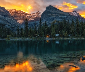 Park Narodowy Yoho, Domy, Lake OHara, Jezioro, Alberta, Zachód Słońca, Drzewa, Góry, Las, Odbicie, Canadian Rocky Mountains, Niebo, Kanada, Chmury
