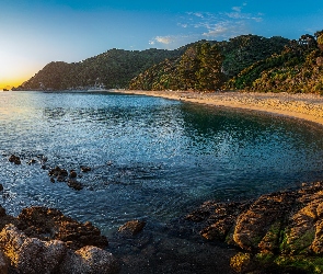 Plaża, Drzewa, Góry, Wschód słońca, Skały, Morze, Wybrzeże