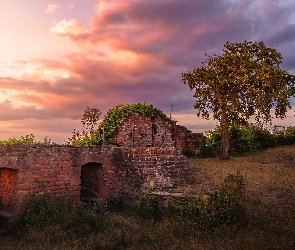 Jesień, Chmury, Ruiny, Zachód słońca, Trawa, Pole, Drzewa