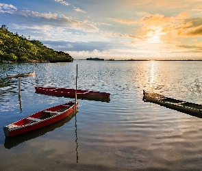 Jezioro, Chmury, Zachód słońca, Drzewa, Kajaki