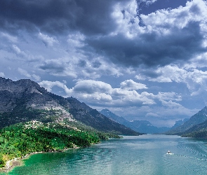 Góry, Waterton Lake, Park Narodowy Waterton Lakes, Drzewa, Jezioro, Kanada, Chmury
