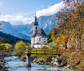 Kościół św Sebastiana, Park Narodowy Berchtesgaden, Jesień, Rzeka Ramsauer Ache, Ramsau bei Berchtesgaden, Niemcy, Drzewa, Bawaria, Alpy Bawarskie, Góry, Most