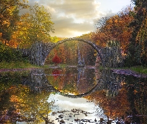 Odbicie, Jesień, Drzewa, Chmury, Park Rododendronów Kromlau, Saksonia, Kamienny, Most łukowy, Niemcy, Jezioro Rakotz
