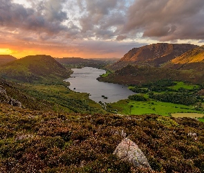 Anglia, Chmury, Zachód słońca, Park Narodowy Lake District, Jezioro, Dolina, Crummock Water, Drzewa, Góry High Stile, Domy