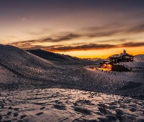Zima, Zachód słońca, Schronisko, Włochy, Baita Segantini, Passo Rolle, Góry, Dolomity, Przełęcz