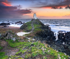 Wielka Brytania, Chmury, Latarnia morska, Zachód słońca, Niebo, Skały, Walia, Ynys Llanddwyn, Morze