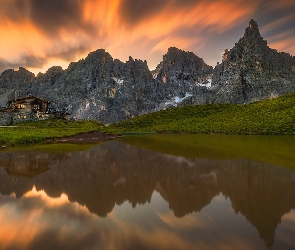Włochy, Schronisko Baita Segantini, Jezioro, Odbicie, Dom, Cimon della Pala, Góry, Dolomity, Szczyt