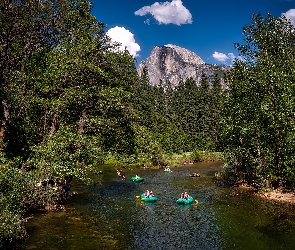 Drzewa, Kalifornia, Góry, Stany Zjednoczone, Park Narodowy Yosemite, Merced River, Łódki, Pontony, Rzeka