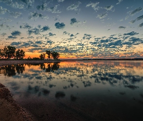 Lake Chatfield, Drzewa, Jezioro, Wschód słońca, Kolorado, Poranek, Stany Zjednoczone, Chmury