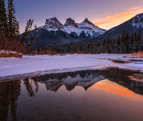 Kanada, Drzewa, Rzeka, Zima, Bow River, Góra Three Sisters, Alberta, Góry, Canadian Rockies