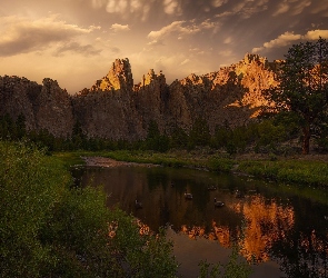 Skały, Oregon, Stany Zjednoczone, Góry, Ptaki, Drzewa, Chmury, Kaczki, Smith Rock, Rzeka, Trawa, Crooked River