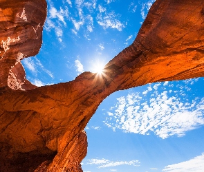 Chmury, Niebo, Stan Utah, Słońce, Skały, Stany Zjednoczone, Park Narodowy Arches