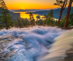 Jezioro, Kalifornia, Drzewa, Stany Zjednoczone, Zachód słońca, Rzeka, Tahoe Lake, Góry, Sierra Nevada