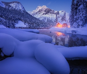 Zima, Prowincja Kolumbia Brytyjska, Kanada, Park Narodowy Yoho, Zaspy, Dom, Jezioro, Oświetlony, Emerald Lake, Góry, Most, Drzewa