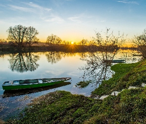 Trawa, Drzewa, Rzeka, Zachód słońca, Łodzie, Bezlistne