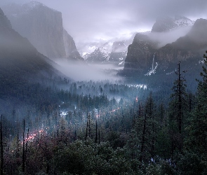 Stany Zjednoczone, Kalifornia, Góry, Drzewa, Mgła, Park Narodowy Yosemite