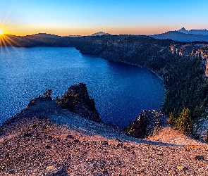 Góry, Crater Lake, Park Narodowy Jeziora Kraterowego, Kraterowe, Stan Oregon, Jezioro, Stany Zjednoczone, Promienie słońca