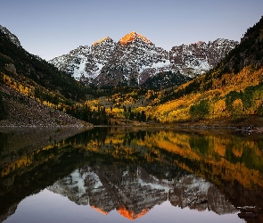 Kolorado, Jezioro Maroon Lake, Stany Zjednoczone, Szczyty Maroon Bells, Odbicie, Góry Skaliste, Jesień, Drzewa