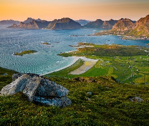 Kamienie, Plaża Kvalvika, Góry, Roślinność, Morze, Norwegia, Lofoty