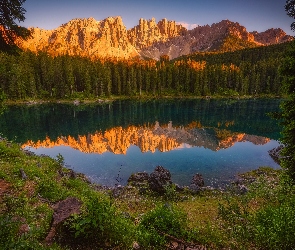 Południowy Tyrol, Odbicie, Roślinność, Włochy, Dolomity, Las, Jezioro, Lago Carezza, Kamienie, Drzewa, Góry, Niebo
