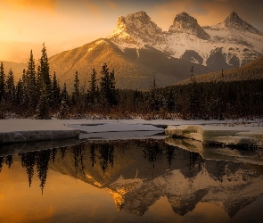 Three Sisters, Alberta, Drzewa, Góra, Góry, Odbicie, Rzeka, Canadian Rockies, Chmury, Policeman Creek, Góry, Śnieg, Zima, Las, Kanada