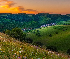 Wzgórza, Niebo, Łąki, Zachód słońca, Drzewa, Domy, Polana, Kwiaty, Dolina
