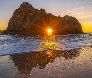 Skały, Kalifornia, Wybrzeże, Stany Zjednoczone, Big Sur, Pfeiffer Beach, Keyhole Arch, Morze, Promienie słońca