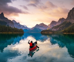 Jezioro, Alberta, Kanada, Park Narodowy Jasper, Maligne Lake, Kajak, Drzewa, Czerwony, Lasy, Chmury, Góry, Odbicie