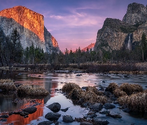 Góry Sierra Nevada, Drzewa, Stan Kalifornia, Stany Zjednoczone, Park Narodowy Yosemite, Rzeka Merced