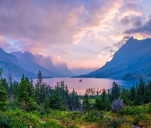 Jezioro, Drzewa, Park Narodowy Glacier, Góry, Niebo, Saint Mary Lake, Stany Zjednoczone, Krzewy