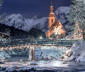 Kościół św Sebastiana, Park Narodowy Berchtesgaden, Zima, Rzeka Ramsauer Ache, Ramsau bei Berchtesgaden, Niemcy, Drzewa, Bawaria, Alpy Bawarskie, Góry, Most
