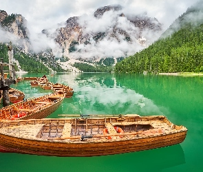 Góry, Mgła, Jezioro Pragser Wildsee, Włochy, Lago di Braies, Łódki