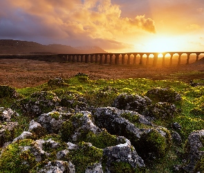 Góry, Park Narodowy Yorkshire Dales, Skały, Anglia, Chmury, Wschód słońca, Most, Wiadukt, Ribblehead Viaduct