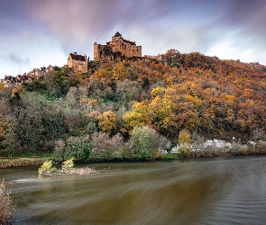 Castelnaud la Chapelle, Zamek Castelnaud la Chapelle Castle, Francja, Twierdza, Drzewa, Rzeka Dordogne, Jesień, Wzgórze