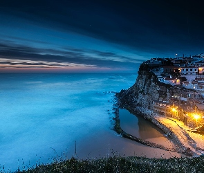 Portugalia, Skały, Klif, Noc, Domy, Azenhas do Mar, Wybrzeże, Morze, Miejscowość