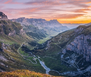 Góry, Klausenpass, Szwajcaria, Przełęcz, Wschód słońca, Alpy Glarneńskie, Chmury, Drzewa