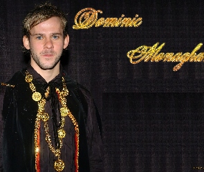 Dominic Monaghan, złoty łańcuch, ciemny strój